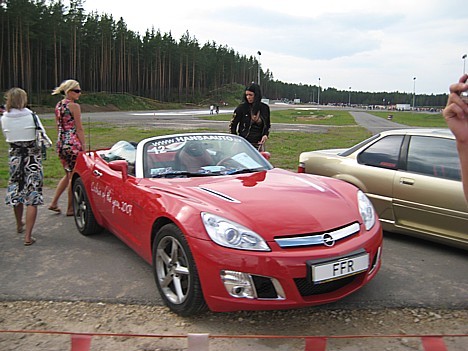 Sieviešu skatienus piesaistīja sarkanais Opel bez jumta 26053