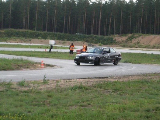 Katrs no sportistiem cenšas pievērst sev īpašu uzmanību (ar gaismas lukturiem vai paceltu roku), jo tas dod papildus punktus 26070