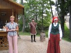 Dižos Baltijas apceļotājus Kokneses pilsdrupās sagaida Daina Liepiņa (no kreisās) un Lauma Āre 2