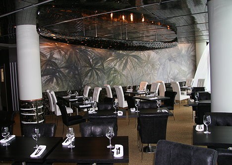 Viesnīcā iekārtots Elefant restorāns ar polinēziešu virtuves akcentiem un milzīgu sienas gleznojumu ar palmām 26225