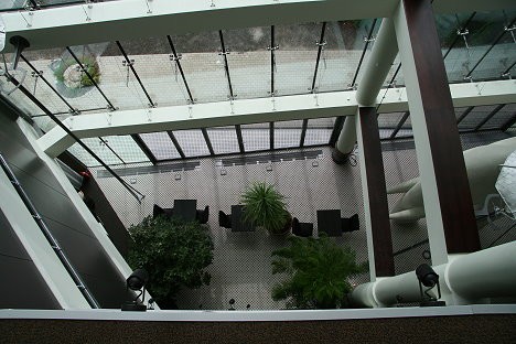 Viesnīcas ēka būvēta kā moderna celtne pakava formā ar augstvērtīgu stikla fasādi. Lai slāpētu automašīnu radīto troksni, no Lielirbes ielas puses ēka 26234