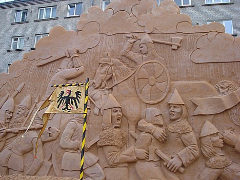 Smilšu skulptūŗa ir veltīta Durbes kaujai 13. gadsimtā, kad kurši apvienojās ar lietuviešu karaspēku un pieveica krustnešus 26251