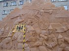 Smilšu skulptūŗa ir veltīta Durbes kaujai 13. gadsimtā, kad kurši apvienojās ar lietuviešu karaspēku un pieveica krustnešus 10