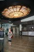 Katrs vestibilā pamanīs lielo lampu, kas rada viesnīcas prestiža sajūtu 7