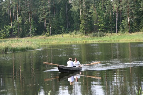 Ļoti iecienīti ir izbraucieni ar koka laivām 26532