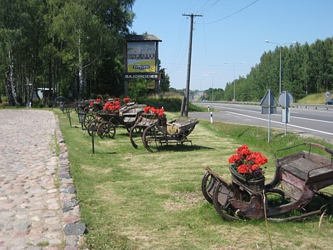 Savdabīgā restorāna āra dekorācija - kā senlietu muzejs. Sīkāka informācija: www.trakudvarkiemis.lt 26589