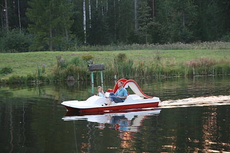 Bērniem patīk pabraukāties ar pedāļu katamarāmu 26608