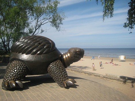 Lai piedalītos Dižajā Baltijas apceļošanas akcijā ir jābildējas pie bruņurupuča skulptūras, kas atrodas pie Majoru jūras paviljona. Sīkāka informācija 26629