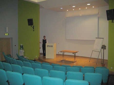Nedaudz mazāka ir auditorijas tipa konferenču zāle 27193