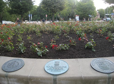 Liepājas sirds – Rožu laukums. 2000.g., laukumu rekonstruējot, uz rožu dobes apmales izvietotas Liepājas sadraudzības pilsētu piemiņas zīmes 27460