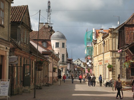 Savdabīgā Liepājas iela, kuru ieskauj dažāda vecuma mājas.  Tā parāda ēku arhitektūras stilu attīstību 17.-20.gs 27506