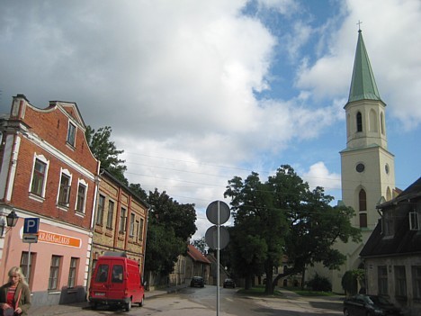 Sv. Katrīnas baznīca ir celta 1252.gadā. Sv.Katrīnas ģērbonis atrodas virs baznīcas sānu ieejas ,un ir arī tagadējās Kuldīgas ģērbonis 27512