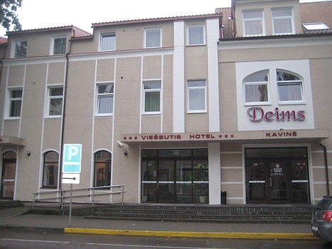 Viesnīca Deims atrodas Lietuvā, Šilutes pilsētā (Lietuvininkų g. 70) un ir vienīgā viesnīca šajā pilsētā 27564