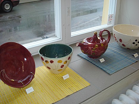 Galerijā pieejami pārdošanā arī dažādi keramikas darinājumi 27583