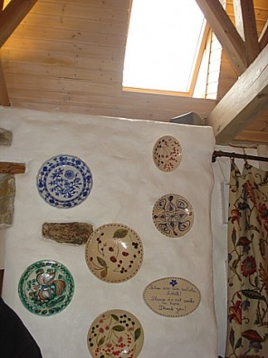 Kefejnīcā ir izstādīti gan jaunāki, gan senāki keramikas iztrādājumi 27607