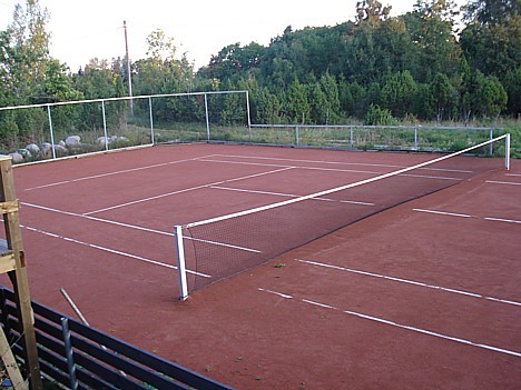 Teritorijā ierīkots arī tenisa laukums 27633