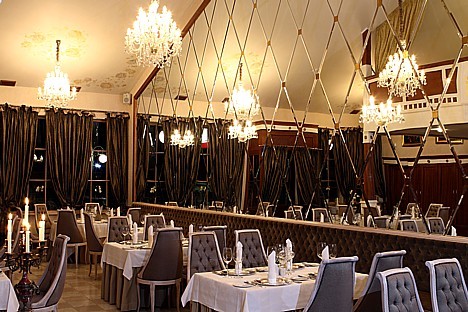 Restorānā var  nobaudīt plašu internacionālo virtuvi ar franču ēdieniem, kā arī dažādu dzērienu klāstu, it īpaši - vīnu! 27786