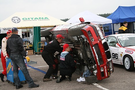 Automašīnu remonts zem klajas debess 27796