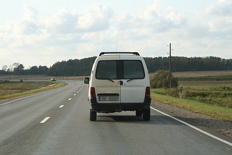 Brauciena laikā (pēc ceļu satiksmes zīmēm) no Rīgas uz Liepāju BalticTravelnews.eu automašīnu apdzina 63 citas automašīnas (divas kravas auto) un tika 27985