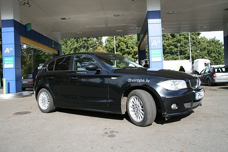 Automašīnas BMW 120d (2006) rūpnīcas tehniskajos rādītājos ir rakstīts, ka ar automātisko ātrumu pārnesumu vidējais degvielas patēriņš ir 6,6 litri uz 27987
