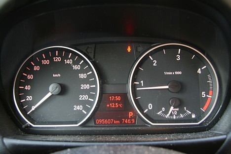 Kopumā esam nobraukuši 746,9 km un degvielas rādītājs ir jau novietojies uz pēdējo sadaļu. Vidējais ātrums ir 77,8 km/h. BMW kompjūters uzrāda, ka mēs 28078