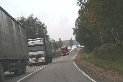 Papildus degvielas patēriņu rada kravas automašīnu apdzīšana, jo braukt aizmugurē nav patīkami un arī nav droši. Šoferim ir jāredz, kas notiek priekšā 28086