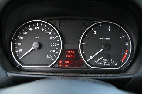 Uzpildot degvielas tvertni - BMW kompjūters izrēķina, ka ar BaltiсTravelnews.eu braukšanas stilu var nobraukt 1063 km un mēs tagad tam varam arī notic 28097