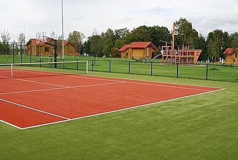 Viesiem tiek piedāvāts liels tenisa laukums, kā arī basketbola laukums 28249