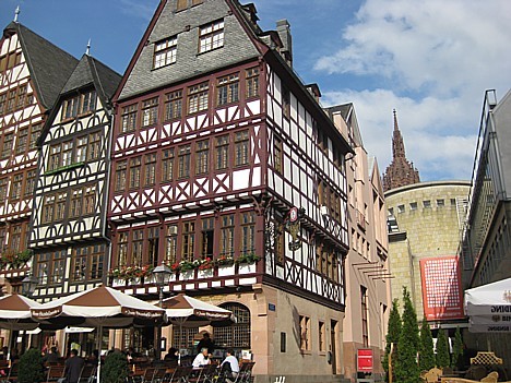 Vecpilsētas cienīga Frankfurtes daļa- Römer Platz jeb Romiešu laukums. Kopš 1405. gada līdz pat šodienai šeit atrodas pilsētas Rātsnams 28277