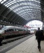 Frankfurtes Dzelzceļa stacija ir plaša, Deutche Bahn piedāvā ik katram doties tuvākos un tālākos braucienos gan Franfurtes tuvumā, gan apceļot visu Vā 9