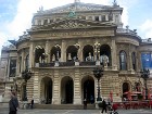 Frankfurtes operas nams Alte Oper pēc iedzīvotāju balsojuma tika atjaunota tās vēsturiskā izskatā, turklāt iekšienē dominē vismodernākais aprīkojums u 10