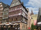 Vecpilsētas cienīga Frankfurtes daļa- Römer Platz jeb Romiešu laukums. Kopš 1405. gada līdz pat šodienai šeit atrodas pilsētas Rātsnams 16