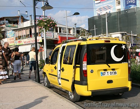 Tucijas takši Antaljā ir dzeltenā krāsā un tos var bieži sastapt gandrīz jebkurā pilsētas centrālajā daļā 28369