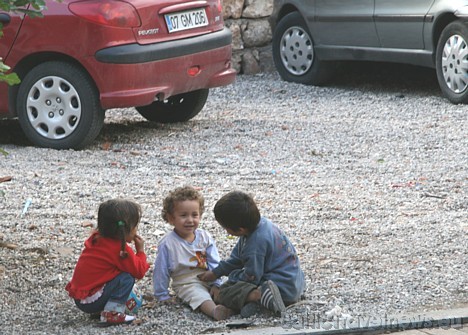 Vecpilsētas ielās brīvi spēlējas mazi bērni bez vecāku uzraudzības 28372