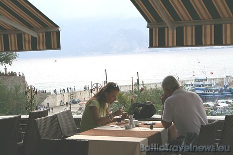 Vecpilsētā ir daudzi restorāni, kas piedāvā burvīgu skatu uz jahtu ostu 28375