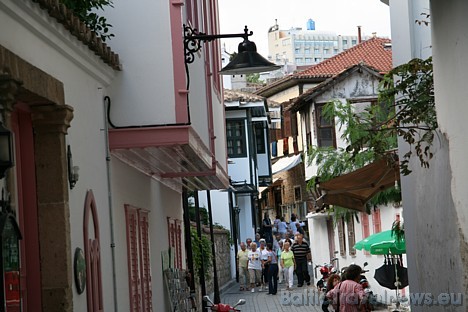 Daudzas ceļotāju grupas iepazīstas ar Antaljas vecpilsētas kultūrvēsturi 28377