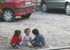 Vecpilsētas ielās brīvi spēlējas mazi bērni bez vecāku uzraudzības 12