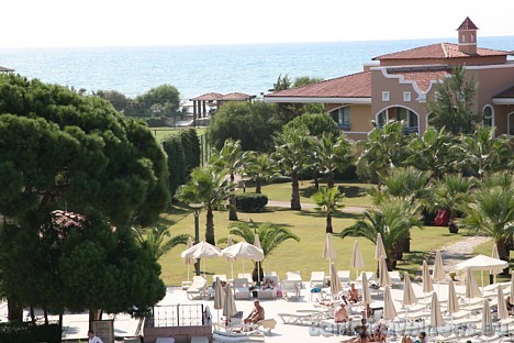 Skats no viesnīcas augšējiem stāviem uz Vidusjūru un viesnīcas teritoriju, kas piedāvā plašu sportisku izklaidi, piemēram, golfs, teniss... 28395