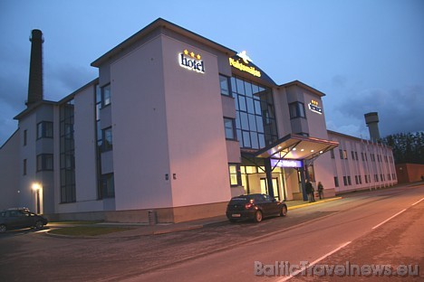 Triju zvaigžņu viesnīca Naktsmītnes atrodas, iebraucot no Rīgas puses Valmierā, lielceļam Rīga-Valmiera labajā pusē. Tuvumā ir sporta halle un Valmier 28466