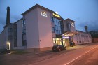 Triju zvaigžņu viesnīca Naktsmītnes atrodas, iebraucot no Rīgas puses Valmierā, lielceļam Rīga-Valmiera labajā pusē. Tuvumā ir sporta halle un Valmier 1