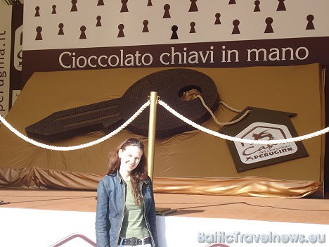 Katru gadu festivāls neiztiek bez centrālās šokolādes figūras. Šogad tā bija 3 metrus plata un 1,5 metru augsta šokolādes atslēga 28797