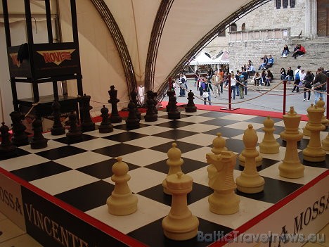 Lielu apmeklētāju uzmanību piesaistīja šokolādes šaha figūras 28799