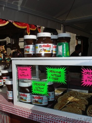 Visā Itālijā iecienīts šokolādes krēms Nutella. Atšķirība starp šīm burciņām un tām, ko iespējams iegādāties Latvijā ir tā, ka pirmās ir pamatīga puss 28800