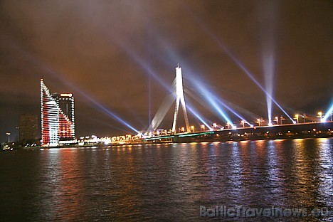 Staru stīgas. Vanšu tilts un Swedbank Latvijas karoga krāsās 28945