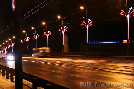 Salūtpuķes. Akmens tilta noformējumu Latvijas Republikas proklamēšanas dienas svētkos veido 38 salūta formas gaismas dekori, kas izvietoti uz tilta ap 28949
