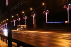 Salūtpuķes. Akmens tilta noformējumu Latvijas Republikas proklamēšanas dienas svētkos veido 38 salūta formas gaismas dekori, kas izvietoti uz tilta ap 12