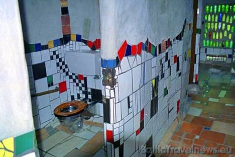 Raibākā tualete pasaulē Jaunzēlandē, pilsētā Kawakawa, kas ir pieejama kā publiskā tualete un to projektējis ir pasaules slavens dizainers Friedensrei 28979