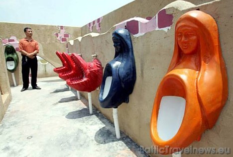 Lielākā publiskā tualete ir Ķīnā (Chongqing), kas tika atklāta 2007. gada jūlijā 2 800 m2 platībā un piedāvā dažādu tēlu pisuārus   (Bilde: web.de) 28981