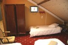 Istabiņā ar vairākām vienvietīgām gultām (2 – 7 gultas) ir gan skapis, gan TV 3