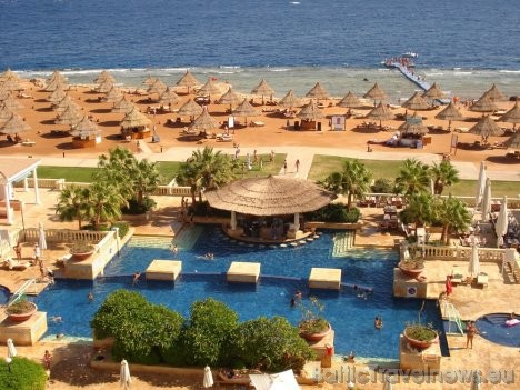 Viesnīcas, kas neatrodas jūras krastā, kompensē šo nelielo trūkumu ar veldzējošie baseiniem. Bildē viesnīca Sheraton Sharm Hotel 5 star 29454